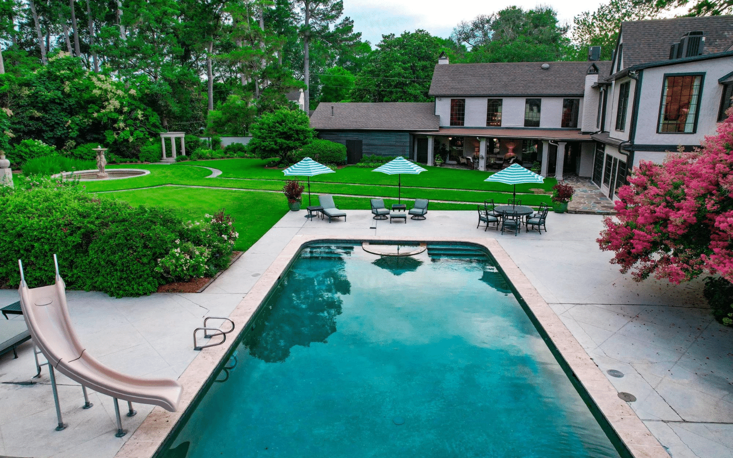 Maison de style Tudor piscine extérieure, pool house à Shreveport