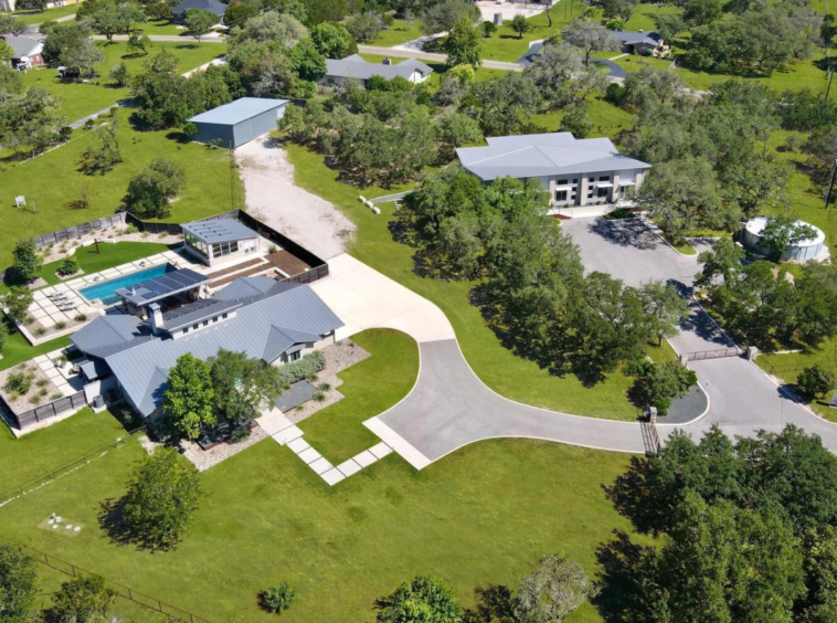 Maison unique de style ranch moderne à vendre, Hill Country, Texas