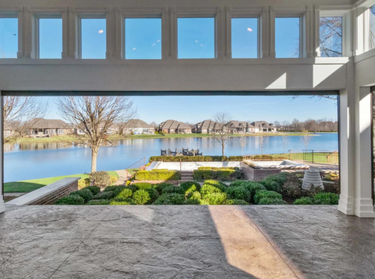 Superbe propriété au bord du lac avec hangar à bateaux privé