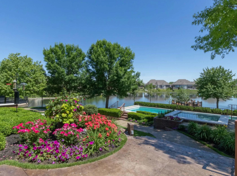 Superbe propriété au bord du lac avec hangar à bateaux privé