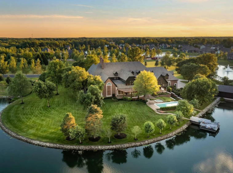 Superbe propriété au bord du lac avec hangar à bateaux privé