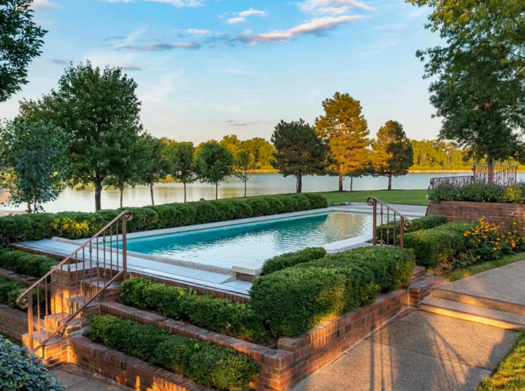 Superbe propriété au bord du lac avec hangar à bateaux privé