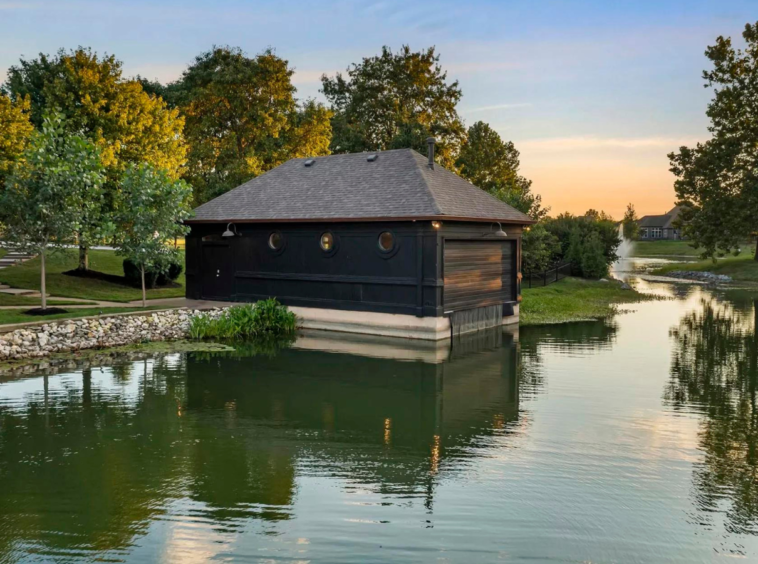 Superbe propriété au bord du lac avec hangar à bateaux privé