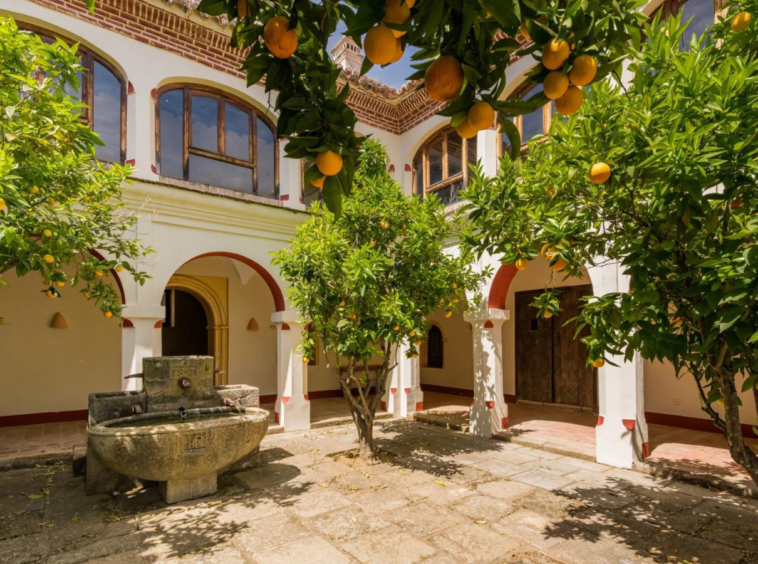 Un palais historique qui date du XIVe siècle, Mirabel, Espagne