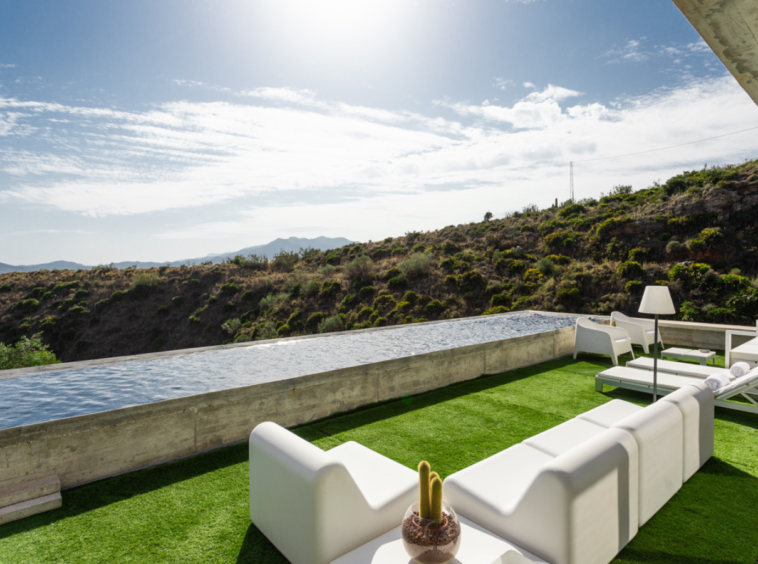 Villa de Rêve avec Piscine à Débordement sur la Costa del Sol