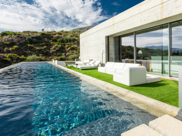 Villa de Rêve avec Piscine à Débordement sur la Costa del Sol