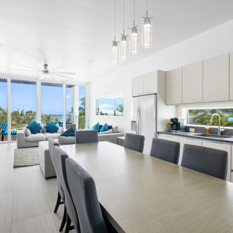 VILLA DE LUXE FACE À L’OCÉAN - VENTE AUX ENCHÈRES ! UNE RÉSIDENCE D’EXCEPTION AU CŒUR DES BAHAMAS ! Prix affiché : 2,5 M$