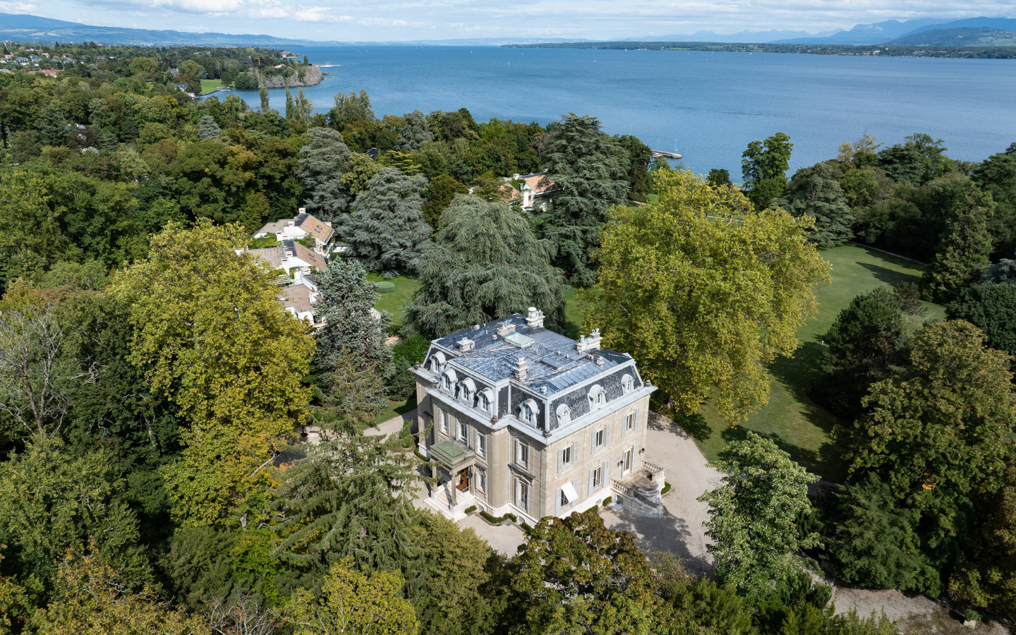 Villa Fleur d’Eau Joyau patrimonial au bord du Léman Versoix Genève Suisse
