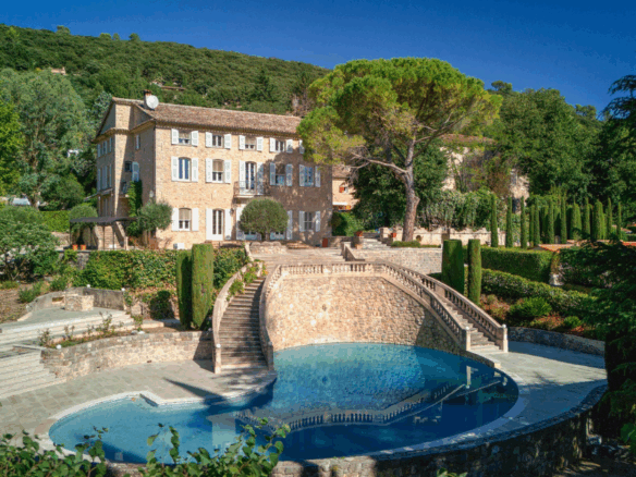 Château Historique du XVIe Siècle Côte d'Azur