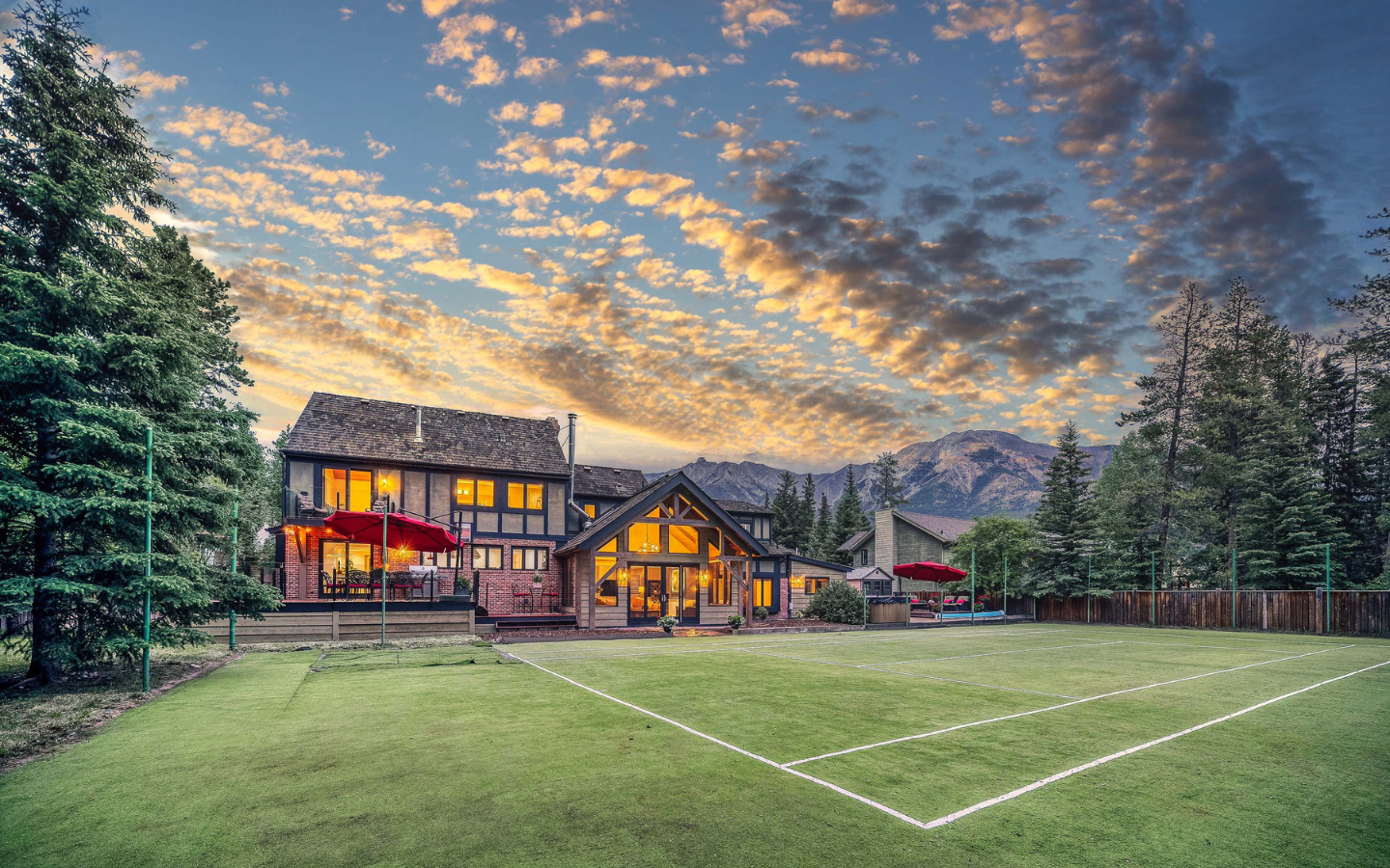 Résidence alpine luxe Canmore façade bois et pierre Résidence alpine luxe Canmore façade bois et pierre