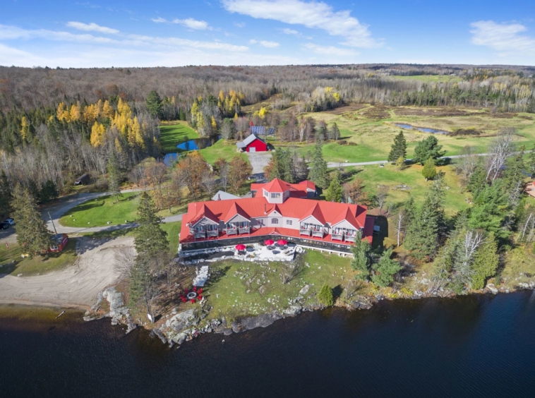 Domaine à vendre 12 suites luxueuses avec salle de bains privative Canada