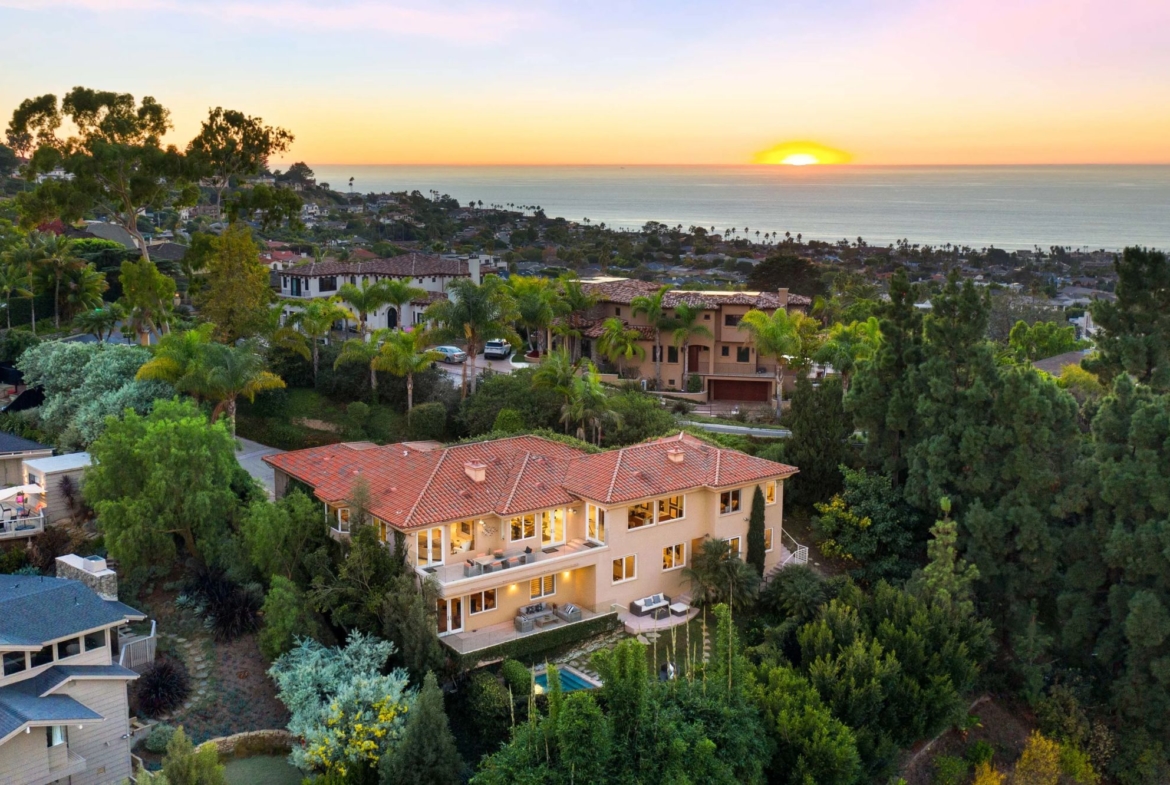 Domaine de luxe à flanc de colline Vue imprenable sur l'océan Californien