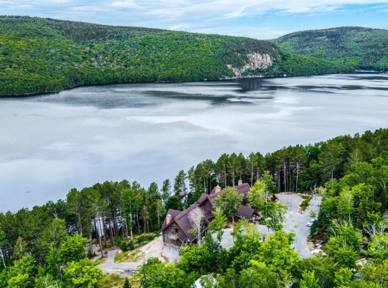 LAC SACACOMIE, QUÉBEC, CANADA