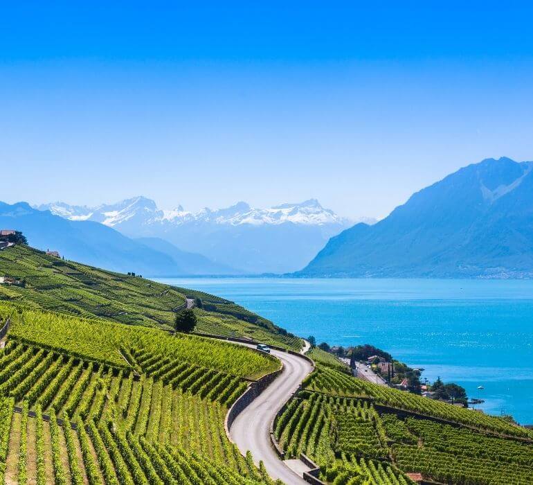 Suisse est un pays montagneux d'Europe centrale abritant de nombreux lacs et villages