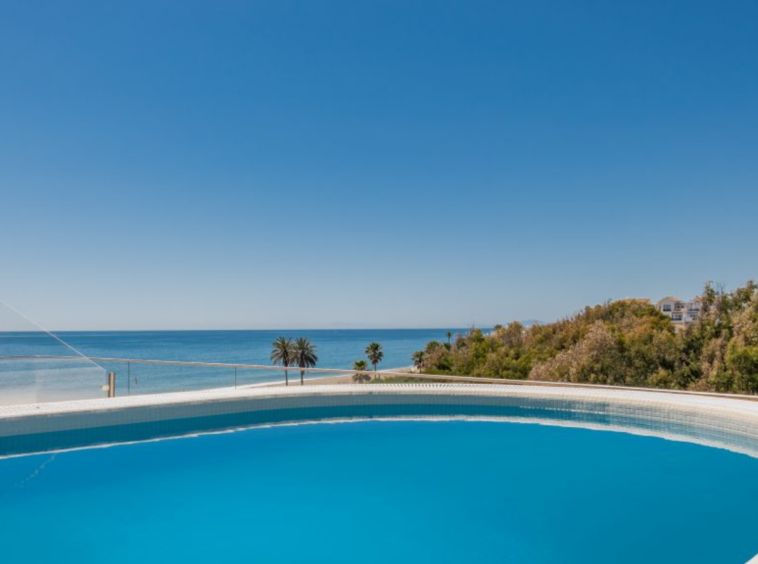 PENTHOUSE AVEC PISCINE PRIVÉE VUE MÉDITERRANÉE À VENDRE