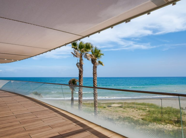 PENTHOUSE AVEC PISCINE PRIVÉE VUE MÉDITERRANÉE À VENDRE