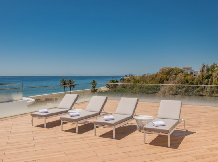 PENTHOUSE AVEC PISCINE PRIVÉE VUE MÉDITERRANÉE À VENDRE