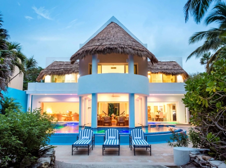 Villa mexicaine bordée de palmiers vous emmène sur votre plage de sable blanc - Mexique