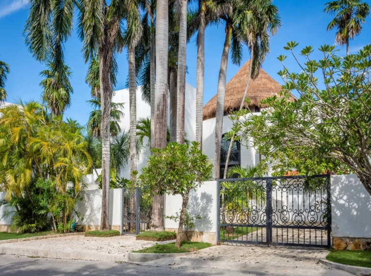 Villa mexicaine bordée de palmiers vous emmène sur votre plage de sable blanc - Mexique