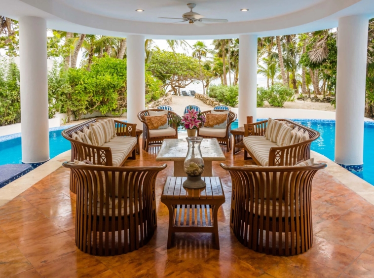 Villa mexicaine bordée de palmiers vous emmène sur votre plage de sable blanc - Mexique