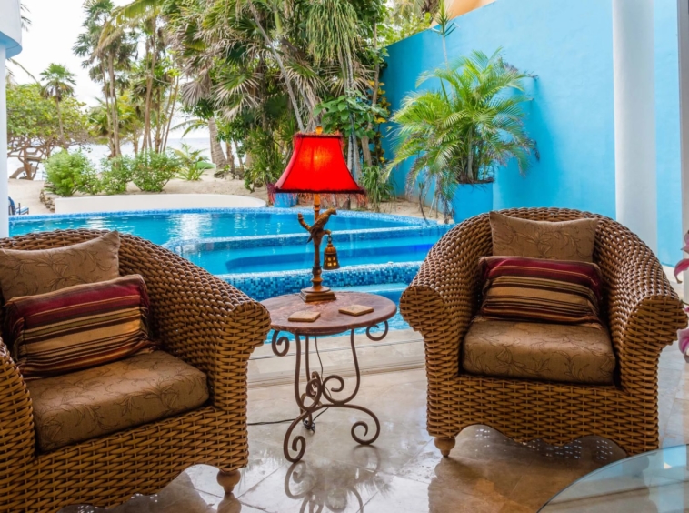 Villa mexicaine bordée de palmiers vous emmène sur votre plage de sable blanc - Mexique