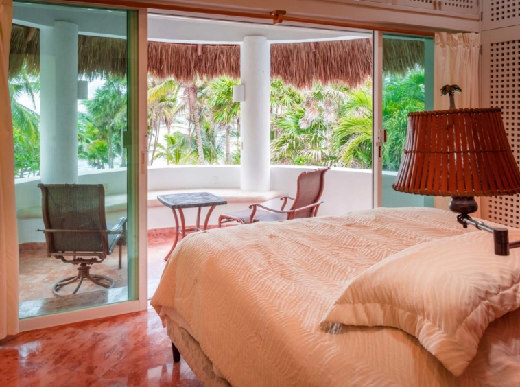 Villa mexicaine bordée de palmiers vous emmène sur votre plage de sable blanc - Mexique