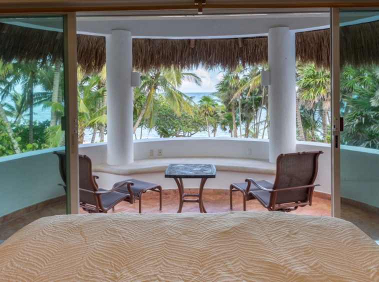 Villa mexicaine bordée de palmiers vous emmène sur votre plage de sable blanc - Mexique