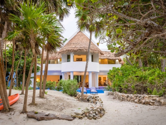 Villa mexicaine bordée de palmiers vous emmène sur votre plage de sable blanc - Mexique