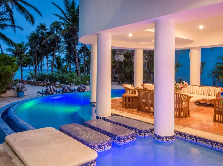 Villa mexicaine bordée de palmiers vous emmène sur votre plage de sable blanc - Mexique