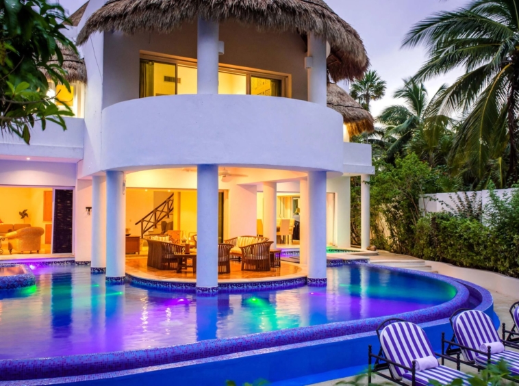 Villa mexicaine bordée de palmiers vous emmène sur votre plage de sable blanc - Mexique