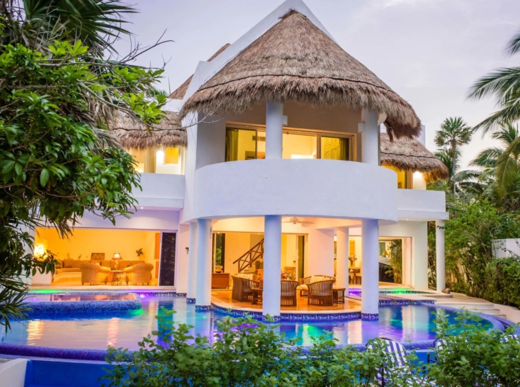 Villa mexicaine bordée de palmiers vous emmène sur votre plage de sable blanc - Mexique