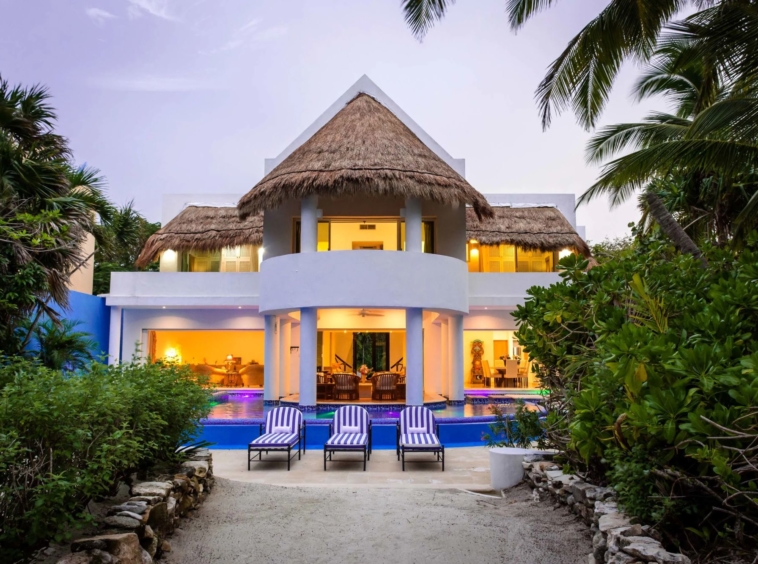 Villa mexicaine bordée de palmiers vous emmène sur votre plage de sable blanc - Mexique