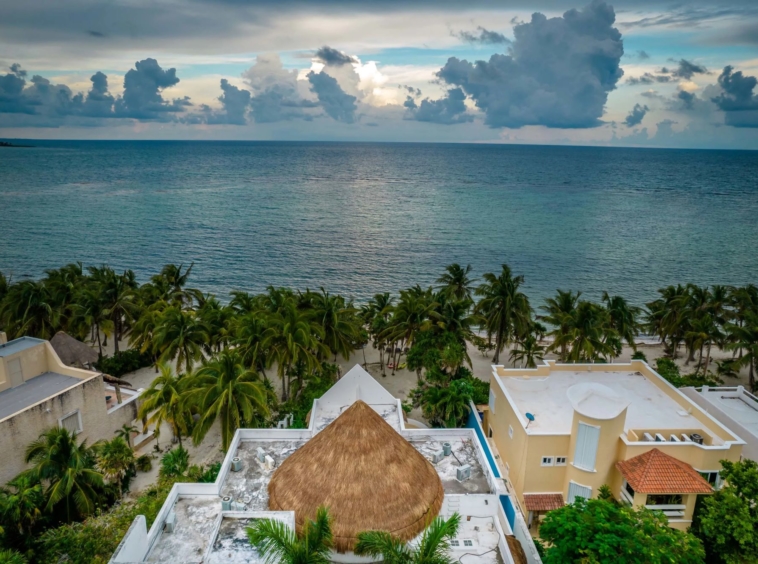 Villa mexicaine bordée de palmiers vous emmène sur votre plage de sable blanc - Mexique