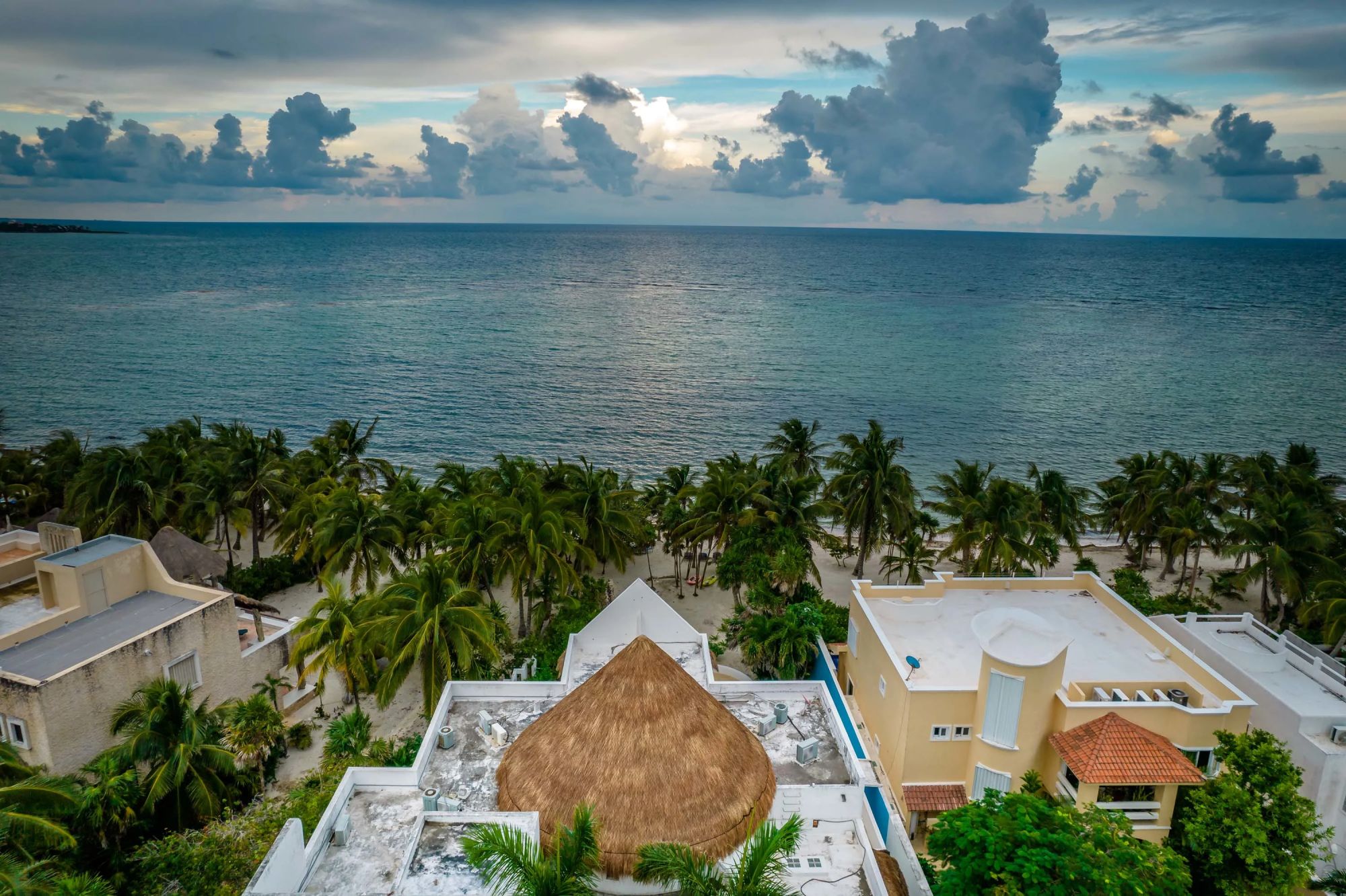Villa mexicaine bordée de palmiers vous emmène sur votre plage de sable blanc - Mexique
